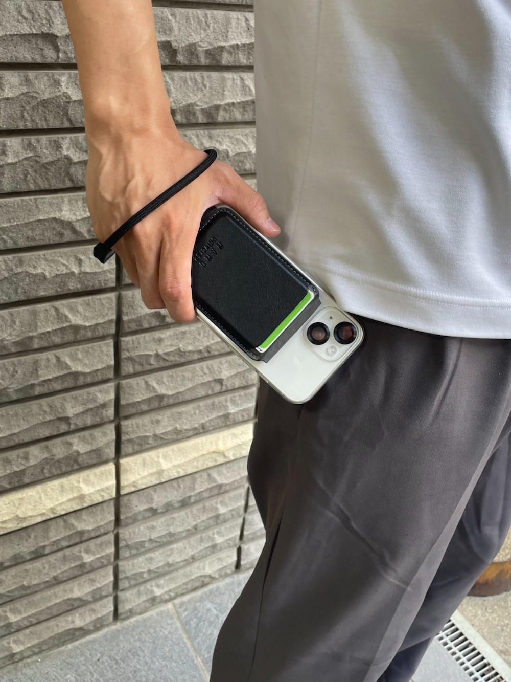 ブラック系のスマホグッズ、ブラック系のスマホグッズを着用したメンズの夏コーディネートの2枚目の写真