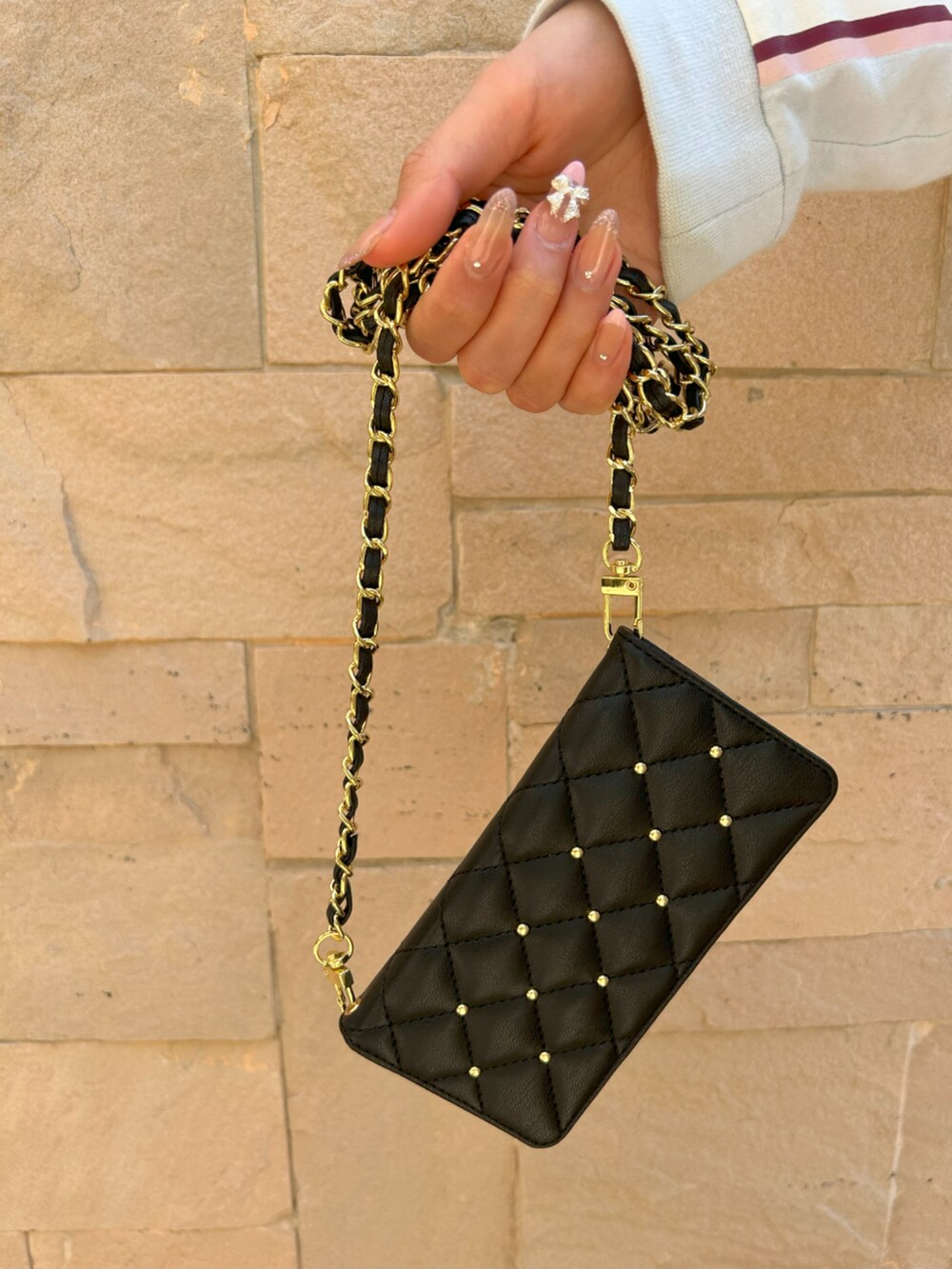 ブラック系のスマホグッズ、ブラック系のスマホケース/カバーを着用したレディースの春コーディネートの2枚目の写真