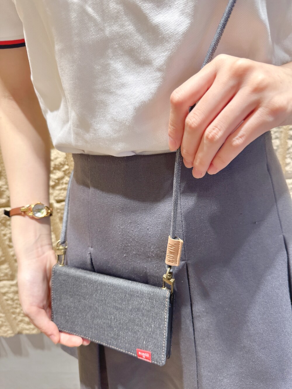 ブルー系のスマホグッズ、ブラック系のスマホケース/カバーを着用したレディースの夏コーディネートの2枚目の写真