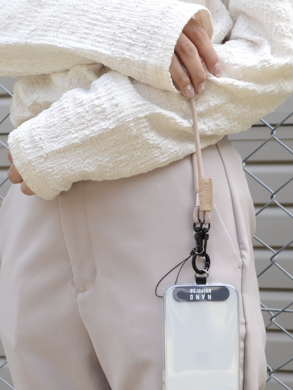 ベージュ系のスマホグッズを着用したレディースの夏コーディネートの2枚目の写真