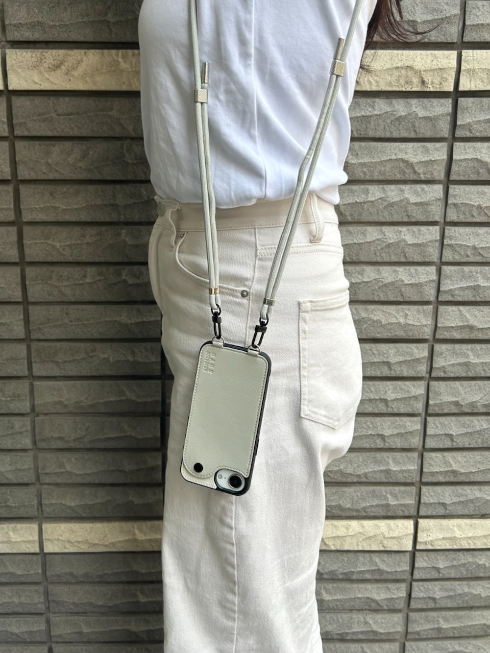 グレー系のスマホケース/カバーを着用したレディースの夏コーディネートの2枚目の写真