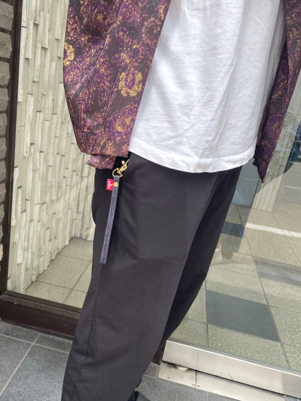 ブルー系のスマホグッズ、ブルー系のスマホケース/カバーを着用したメンズの夏コーディネートの2枚目の写真