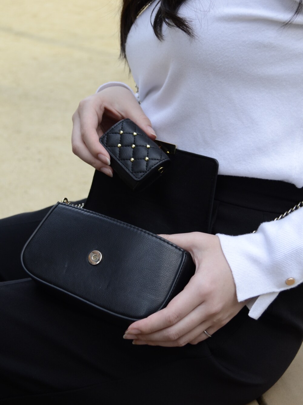 ブラック系のヘッドフォン/イヤホン、ブラック系のスマホグッズを着用したレディースの春コーディネートの2枚目の写真