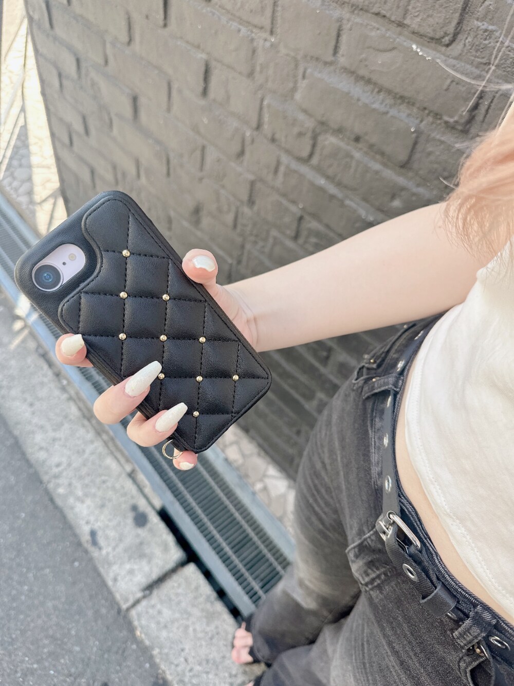 ブラック系のスマホグッズ、ブラック系のスマホケース/カバーを着用したレディースの夏コーディネートの4枚目の写真