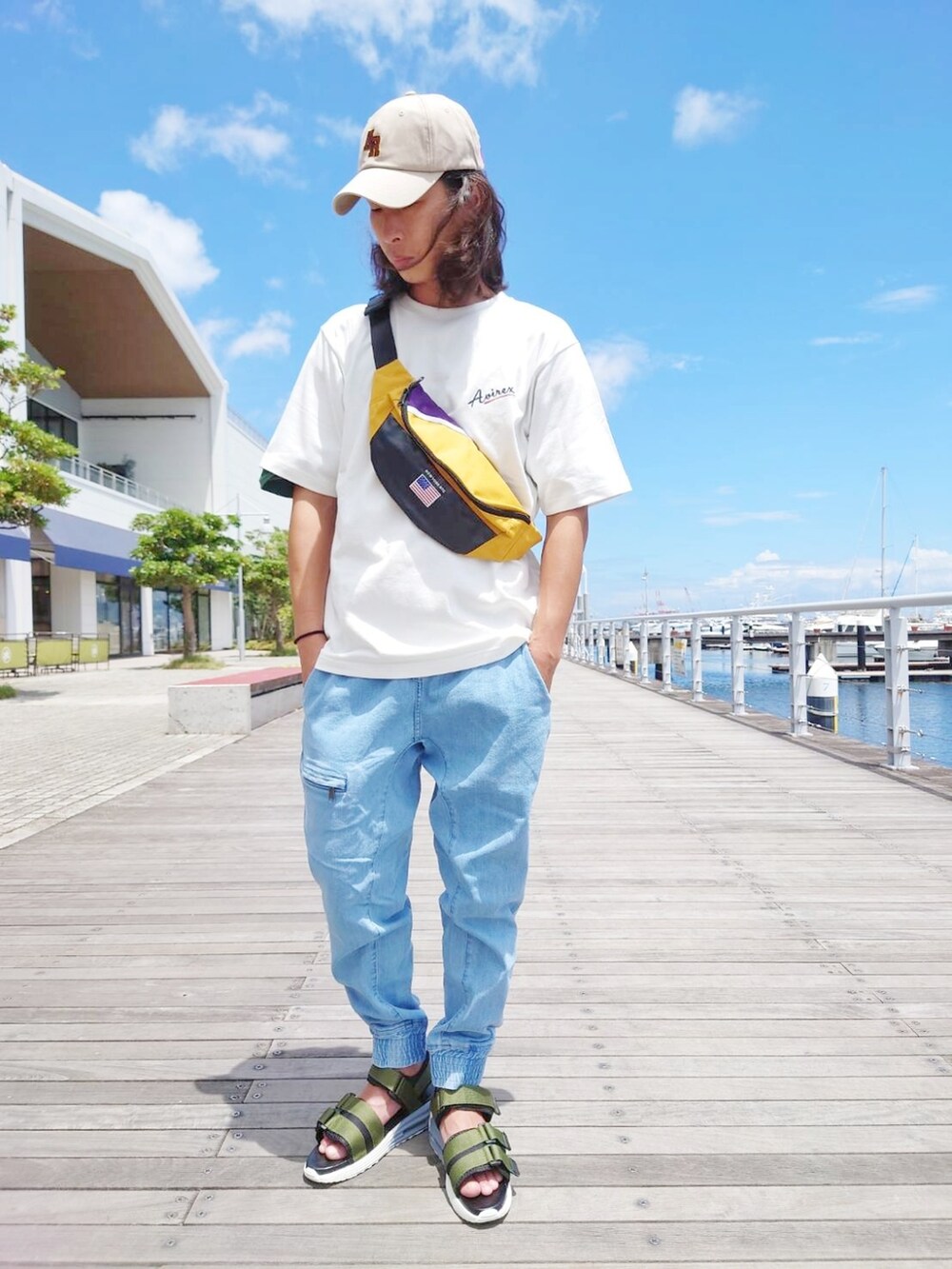ホワイト系のTシャツ/カットソー、グリーン系のサンダルを着用したメンズの夏コーディネートの2枚目の写真