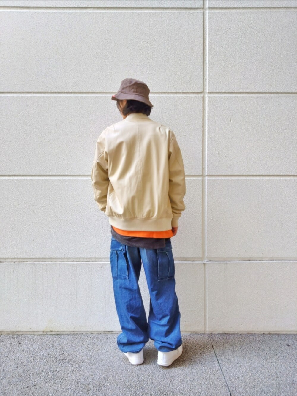 ホワイト系のMA-1、その他のカーゴパンツ、オレンジ系のTシャツ/カットソーを着用したメンズの秋コーディネートの2枚目の写真