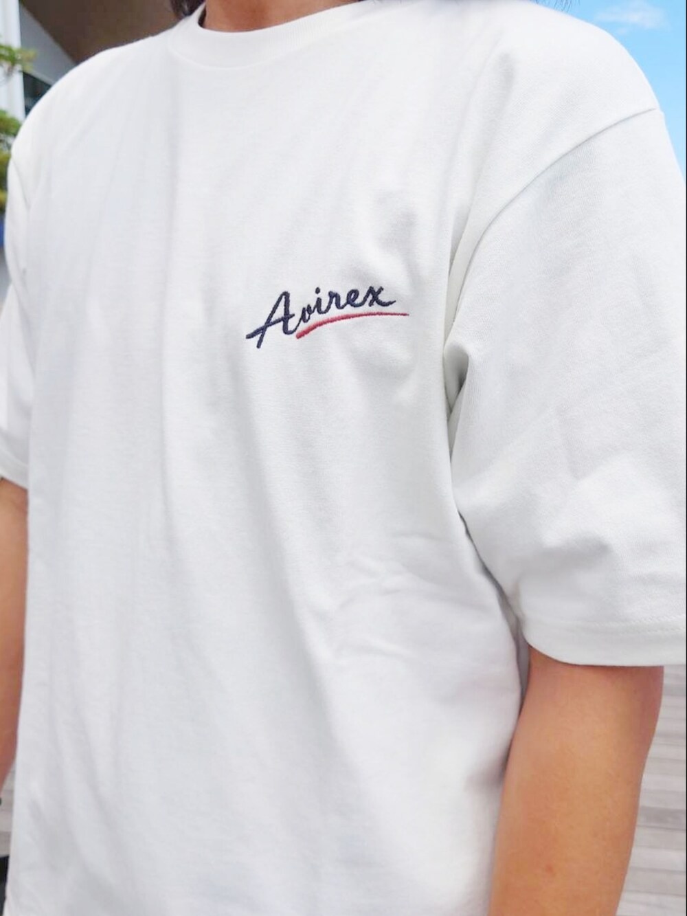 ホワイト系のTシャツ/カットソー、グリーン系のサンダルを着用したメンズの夏コーディネートの4枚目の写真