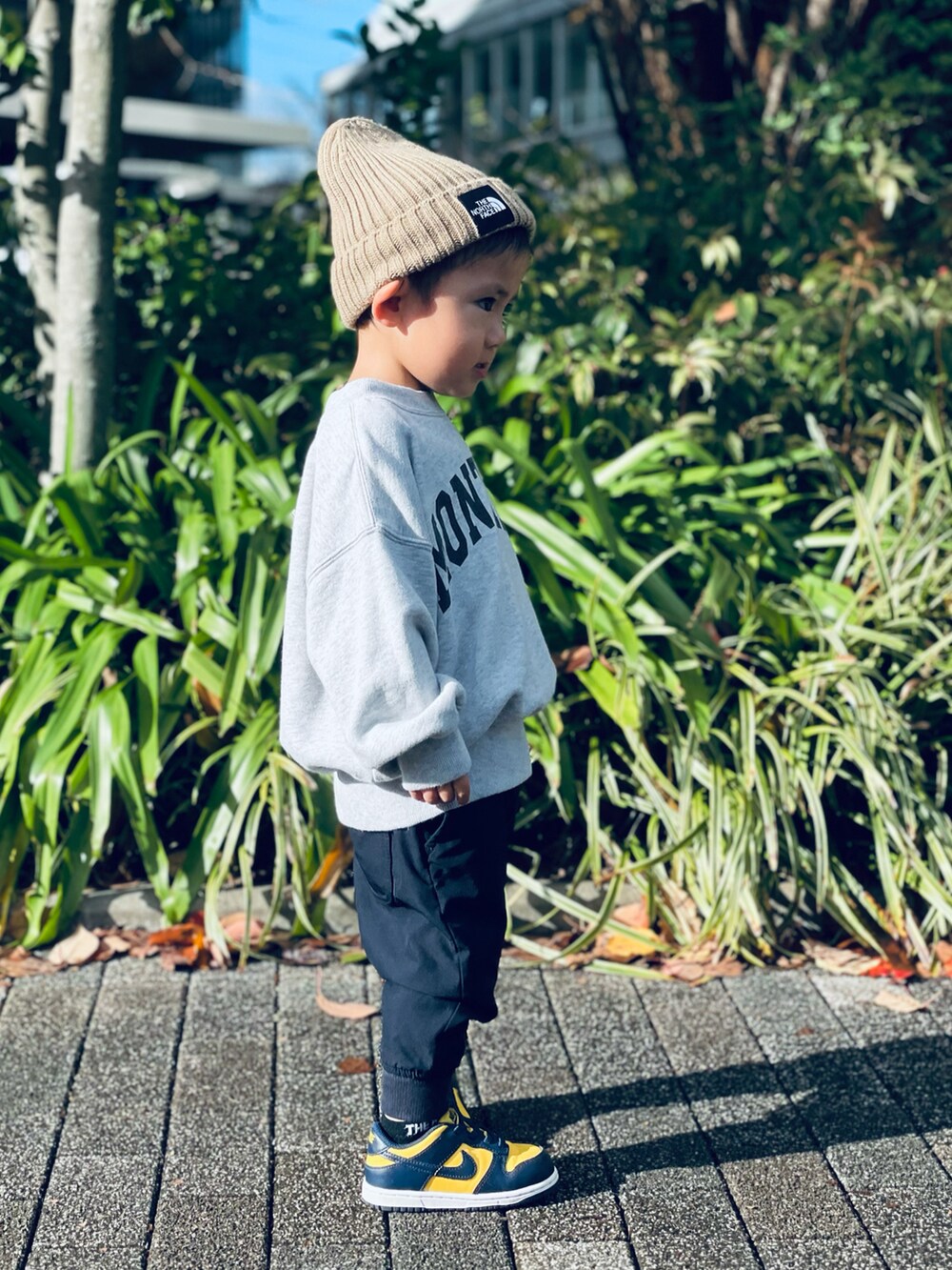 「スウェット、スニーカー、ニット帽、ストリート、スニーカーコーデ、ナイキ、休日スタイル、THE NORTH FACE、2歳、キッズコーデ、おとこのこ、キッズファッション、シンプルコーデ、NIKE」｜「THE NORTH FACEのTHE NORTH FACE/ﾉｰｽﾌｪｲｽ ﾆｯﾄｷｬｯﾌﾟ NNJ41710（ニットキャップ/ビーニー、ベージュ系）」を使った、so_shoさん（キッズ・80cm）の秋コーディネートの2枚目の写真