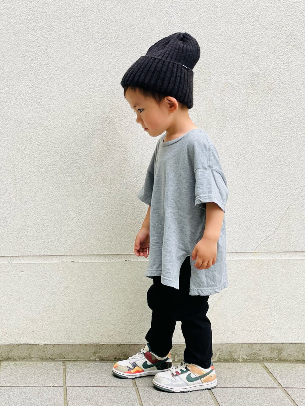 グレー系のTシャツ/カットソー、ホワイト系のスニーカー、ブラック系のその他パンツを着用したキッズの春コーディネートの2枚目の写真