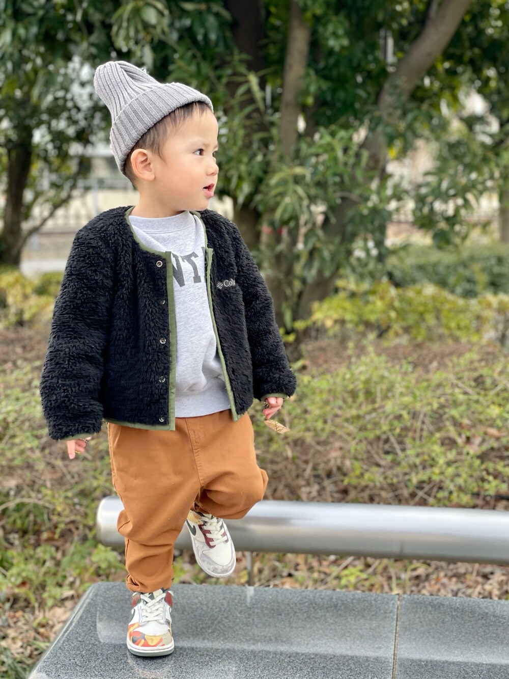 「休日スタイル、スニーカーコーデ、ニット帽、キッズファッション、シンプルコーデ、チノパン、スウェット、白スニーカー、ロゴスウェット、NIKE、春コーデ、ジャケット、カジュアルコーデ、はじめましてコーデ、devirock」｜「SmoothyのSmoothy Color knit cap / スムージー カラーニットキャップ（ニットキャップ/ビーニー、グレー系）」を使った、so_shoさん（キッズ・90cm）の冬コーディネートの3枚目の写真