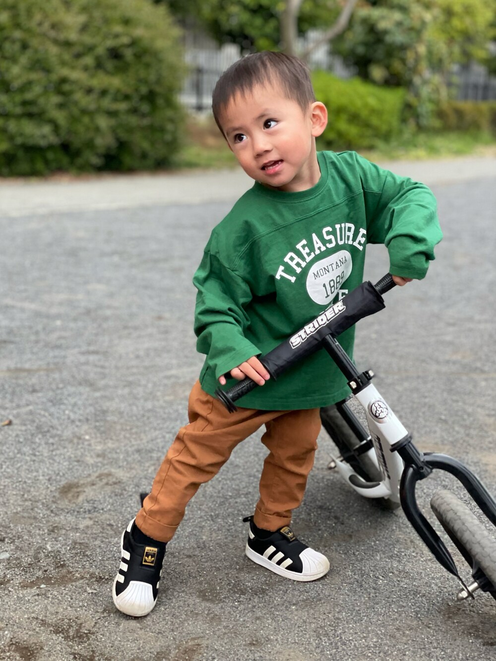 「キッズファッション、春コーデ、グリーン、チノパン、スニーカー、ロンT、カレッジロゴ、ZOZOKIDSDAY、プチプラ、春夏コーデ、devirock、カラーパンツ、3歳、おとこのこ、カジュアルコーデ」｜「CIAOPANIC TYPYの【KIDS】ベースボールカレッジTEE（Tシャツ/カットソー、グリーン系）」を使った、so_shoさん（キッズ・90cm）の春コーディネートの2枚目の写真