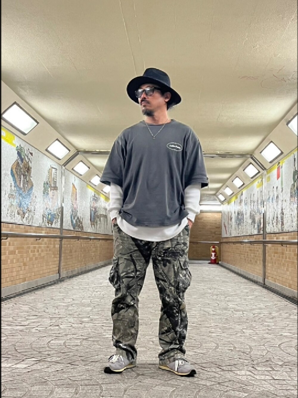 グレー系のTシャツ/カットソー、ホワイト系のTシャツ/カットソー、ベージュ系のカーゴパンツを着用したメンズの春コーディネートの2枚目の写真