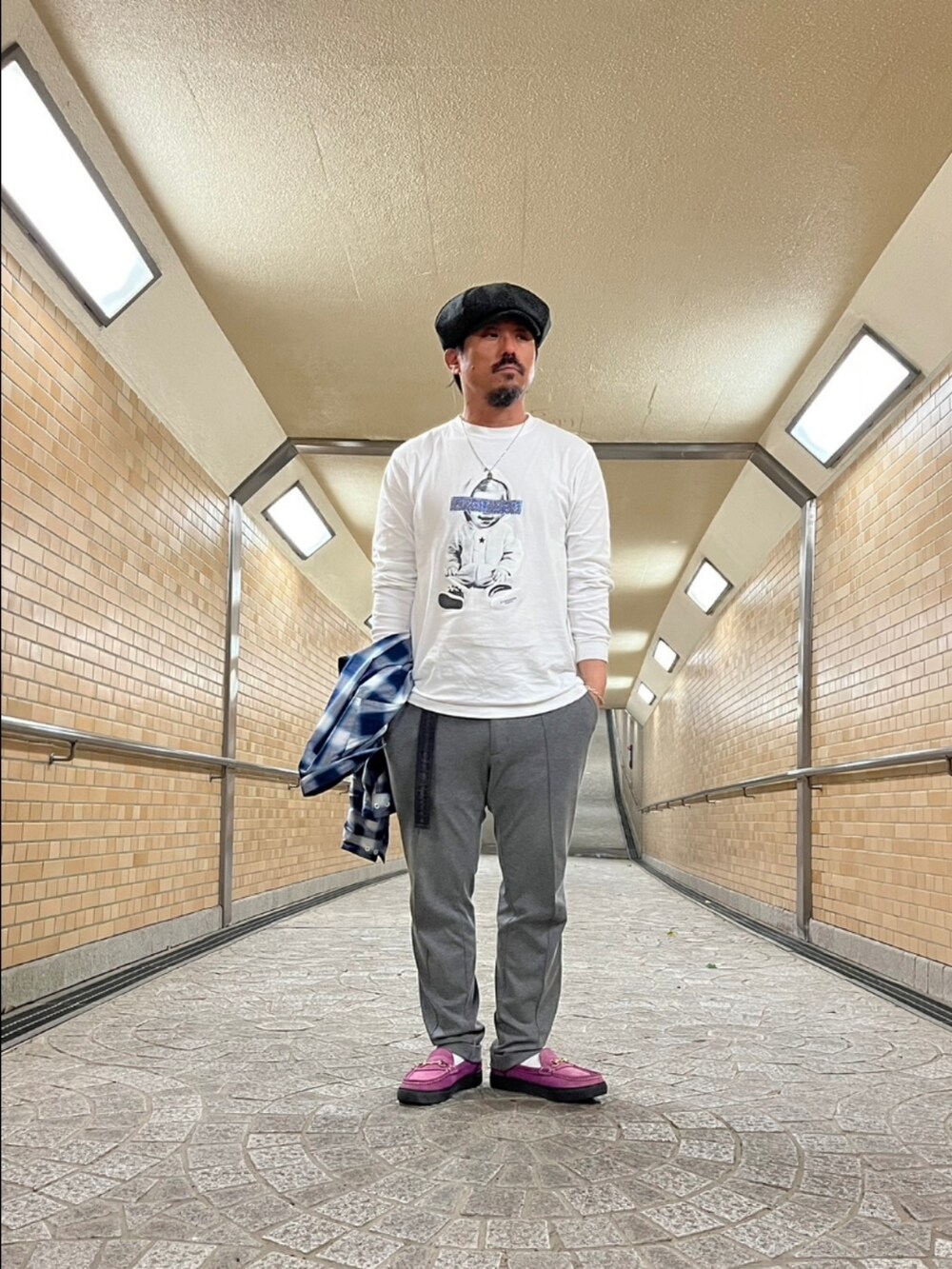 ブルー系のシャツ/ブラウス、ホワイト系のTシャツ/カットソー、グレー系のスラックスを着用したメンズの春コーディネートの2枚目の写真