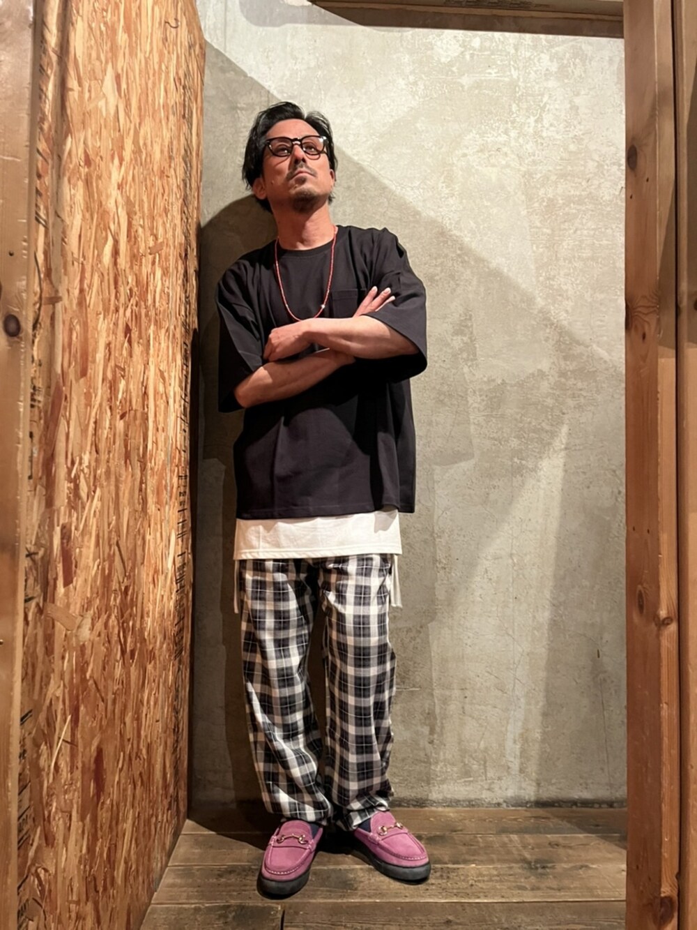 その他のスラックス、ブラック系のTシャツ/カットソー、ホワイト系のタンクトップを着用したメンズの春コーディネートの2枚目の写真