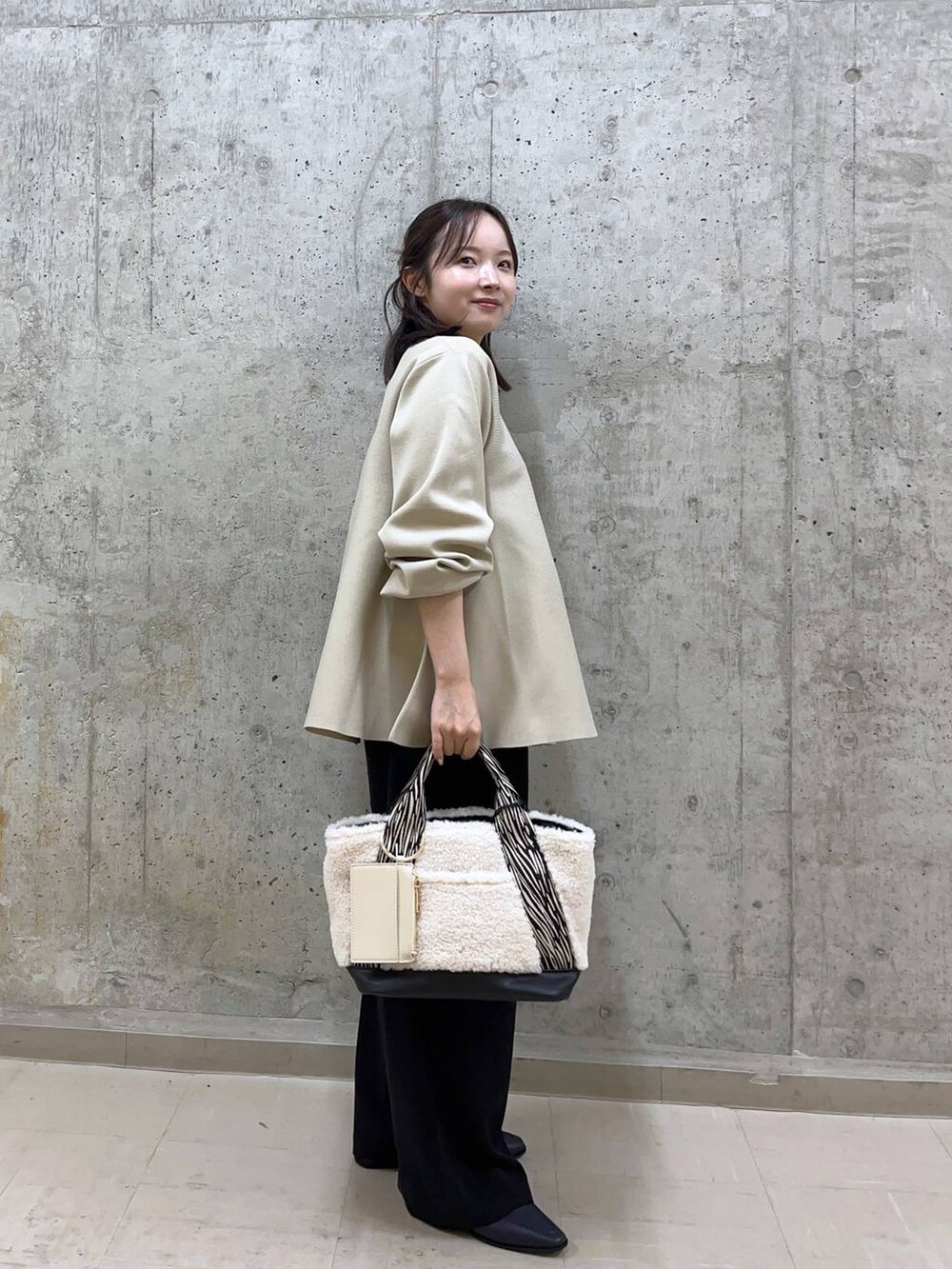 「春色、春服みてみて、低身長、高見え、きれいめ、骨格ストレート、BARNYARDSTORM、シンプル、シンプルコーデ、オケージョン、きれいめカジュアル、新作、春コーデ」|「MazellのMazell / 2WAYソフトモカローファー(ローファー、ブルー系)」を使った、karafulさん(レディース・147cm)の冬コーディネートの4枚目の写真
