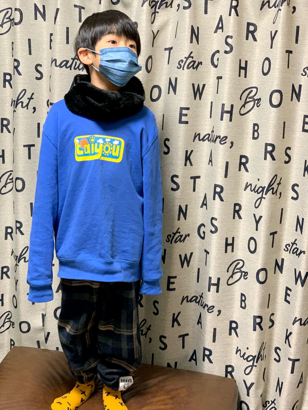 ブルー系のパンツ、ブルー系のスウェット、ブルー系のスニーカーを着用したキッズの冬コーディネートの2枚目の写真