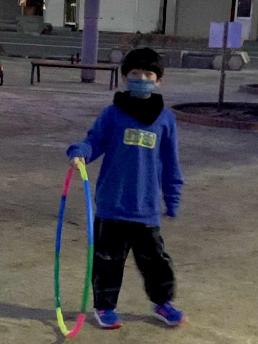 ブルー系のパンツ、ブルー系のスウェット、ブルー系のスニーカーを着用したキッズの冬コーディネートの3枚目の写真