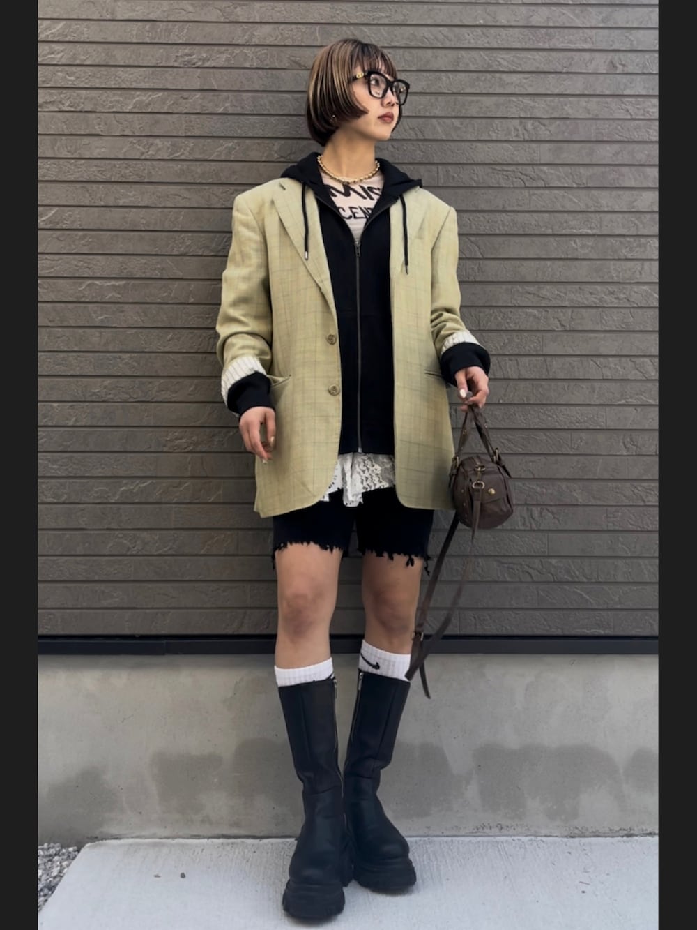 「春めき満開コーデ、春色、カジュアルスタイル、オトナカワイイ、春服コーデ、レーススカート、バイカーパンツ、ジャケット、ジャケットスタイル、差し色、メガネ女子、モノトーンコーデ、モノトーンに差し色」｜「MAISON SPECIALの長袖カットソー（Tシャツ/カットソー、ベージュ系）」を使った、sayakaさん（レディース・163cm）の春コーディネートの2枚目の写真