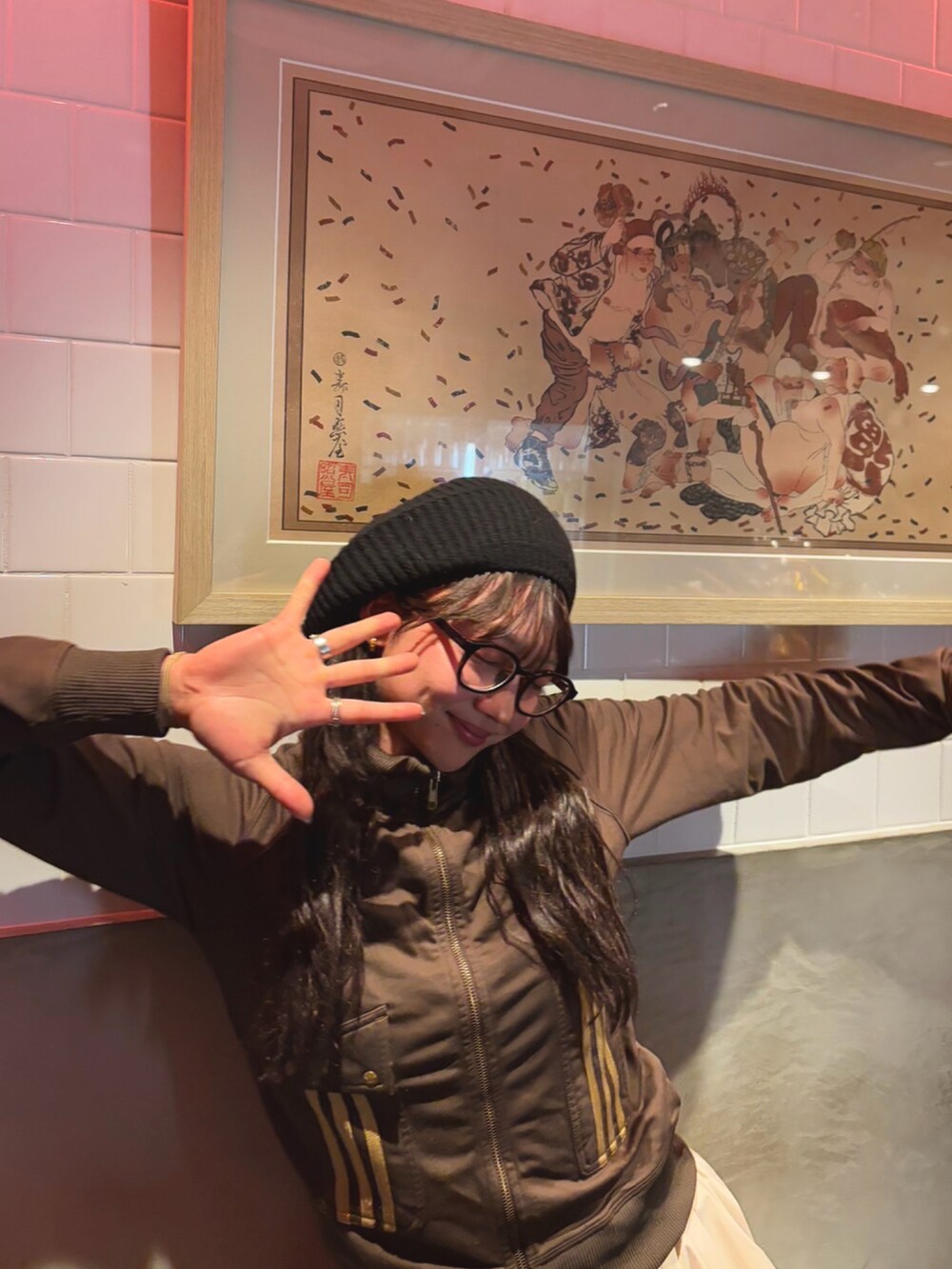 「古着MIX、トラックジャケット、大人かわいい、ニット帽、ベレー帽、メガネ女子、MA-1、ハートバッグ、ジーユー」｜「GANNIのStructured Rib Beret（ニットキャップ/ビーニー、ブラック系）」を使った、sayakaさん（レディース・163cm）の春コーディネートの2枚目の写真