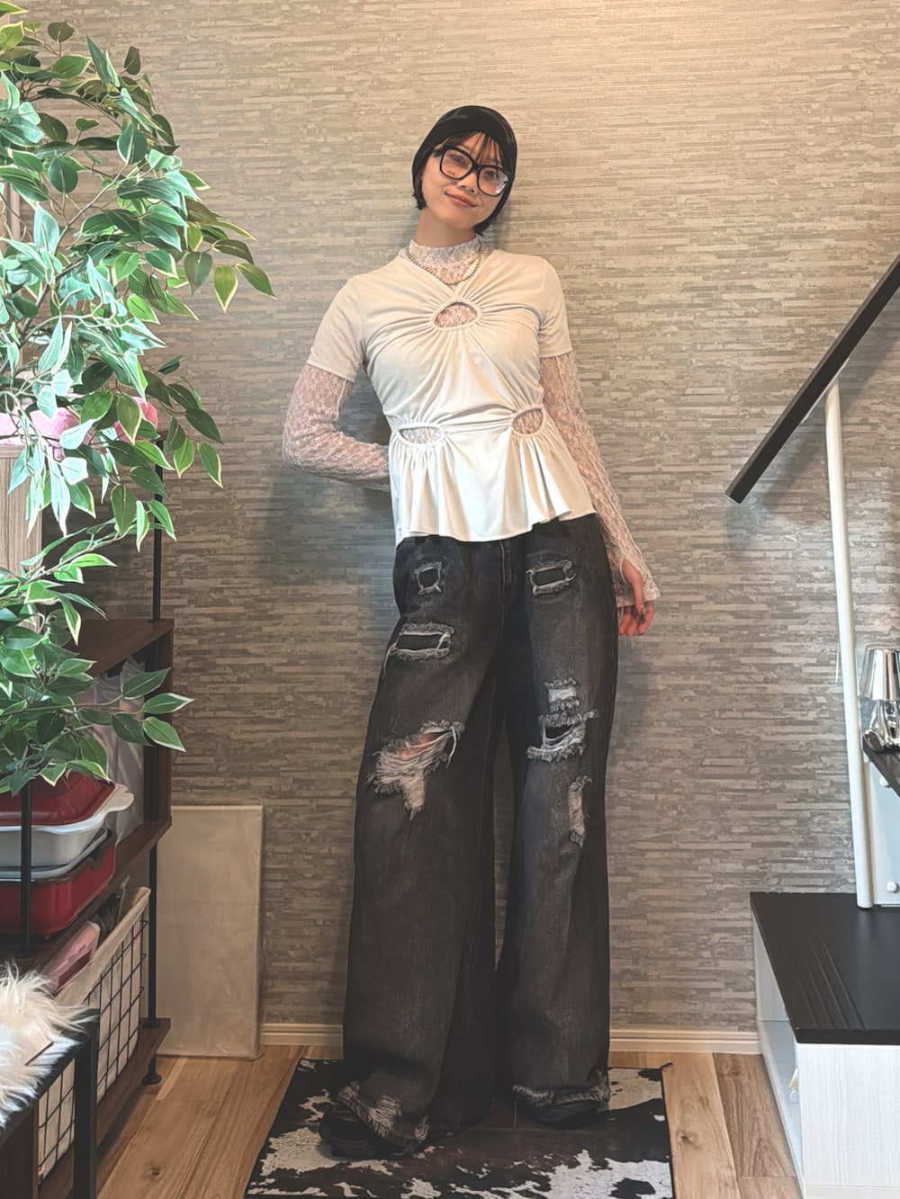 ブラック系のデニムパンツ、ブラック系のスニーカー、ホワイト系のTシャツ/カットソーを着用したレディースの秋コーディネートの2枚目の写真