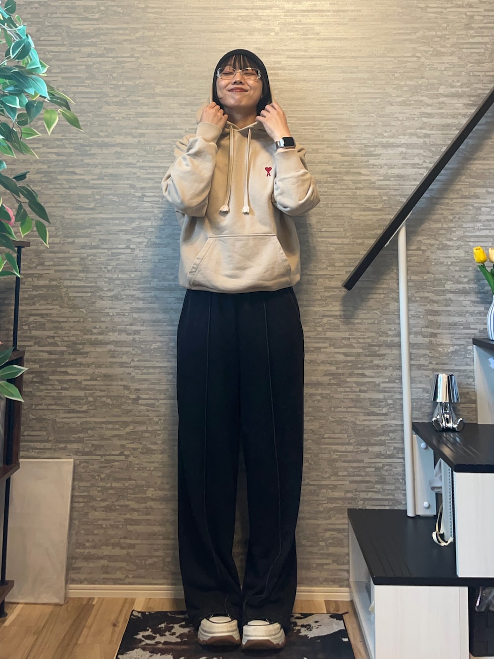 ブラック系のスウェットパンツ、ブラック系のスニーカー、ベージュ系のパーカーを着用したレディースの秋コーディネートの2枚目の写真