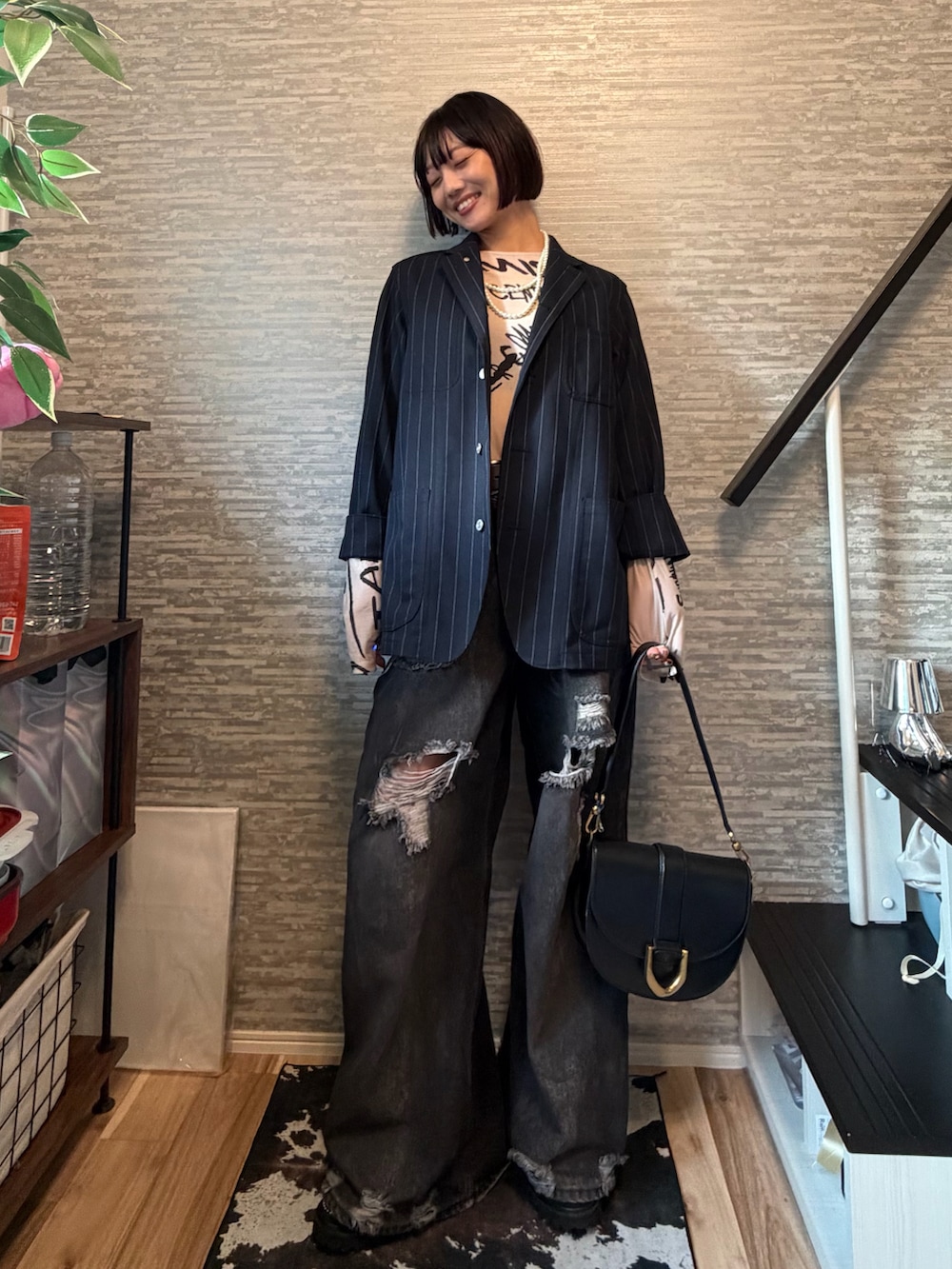 ブルー系のジャケット/アウター、ベージュ系のTシャツ/カットソー、ブラック系のデニムパンツを着用したレディースの秋コーディネートの2枚目の写真