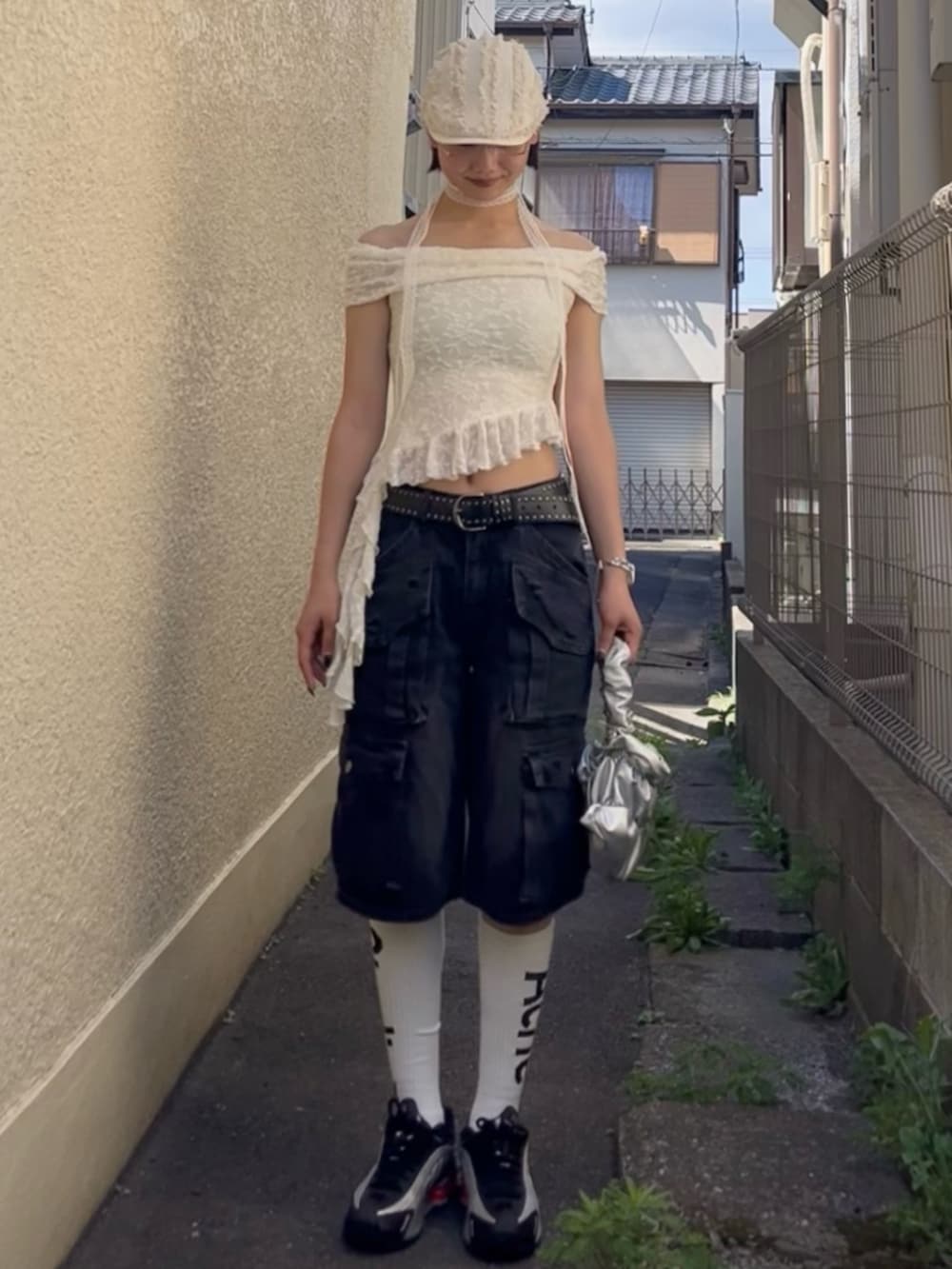 シルバー系のスニーカー、ホワイト系のハンチング/ベレー帽を着用したレディースの夏コーディネートの2枚目の写真