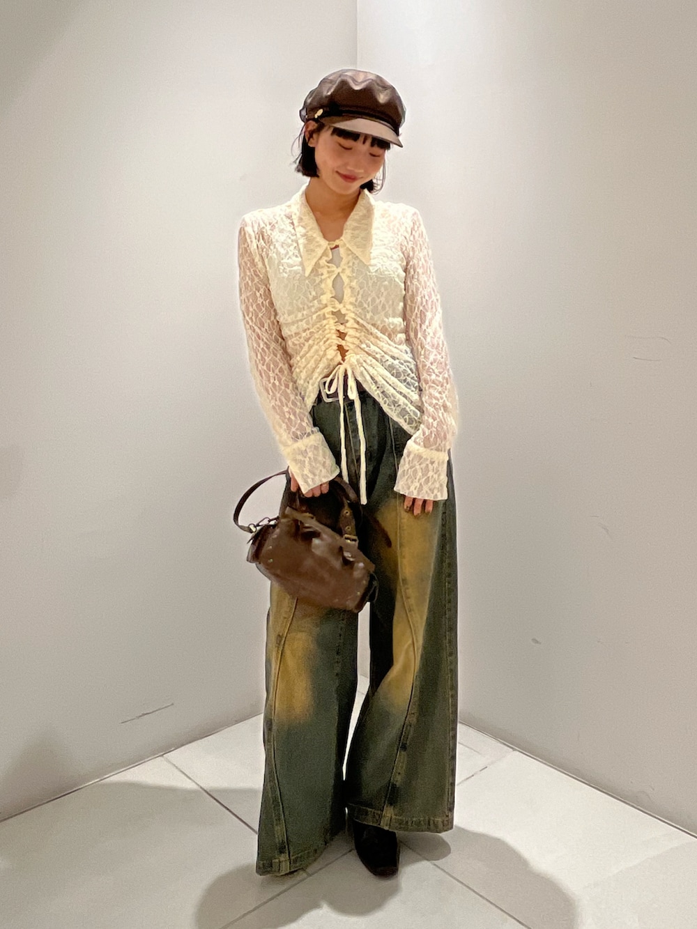 ホワイト系のシャツ/ブラウス、ブラウン系のブーツ、ブラウン系のショルダーバッグを着用したレディースの秋コーディネートの3枚目の写真