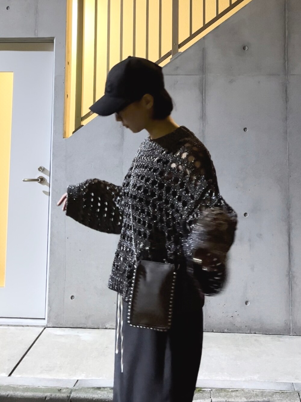 「秋服まるっと大公開、カジュアルコーデ、シンプルコーデ、モノトーン、ブラックコーデ、キャップ女子、秋服準備はじめました、ZARA、編みニット、厚底シューズ、オーバーサイズ、キャップ」｜「SLYのCHUNKY SOLE SNEAKER チャンキーソールスニーカー ボリュームソール 厚底（スニーカー、ブラック系）」を使った、sayakaさん（レディース・163cm）の秋コーディネートの3枚目の写真