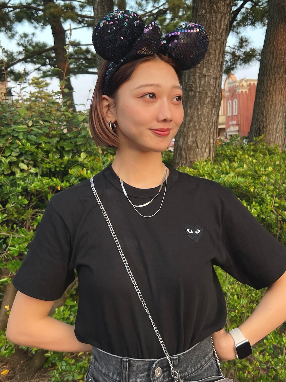 「このスタイルがお気に入り、夏コーデ、オトナ女子、カジュアル、大人かわいい、ワントーンコーデ、シンプルコーデ、カジュアルコーデ、ディズニーコーデ、厚底シューズ、モノトーン、ブラックコーデ、デニムスカート、デニム、今日のコスメと服」｜「COMME des GARCONSのComme des Garcons Heart Tee（Tシャツ/カットソー、ブラック系）」を使った、sayakaさん（レディース・163cm）の夏コーディネートの4枚目の写真