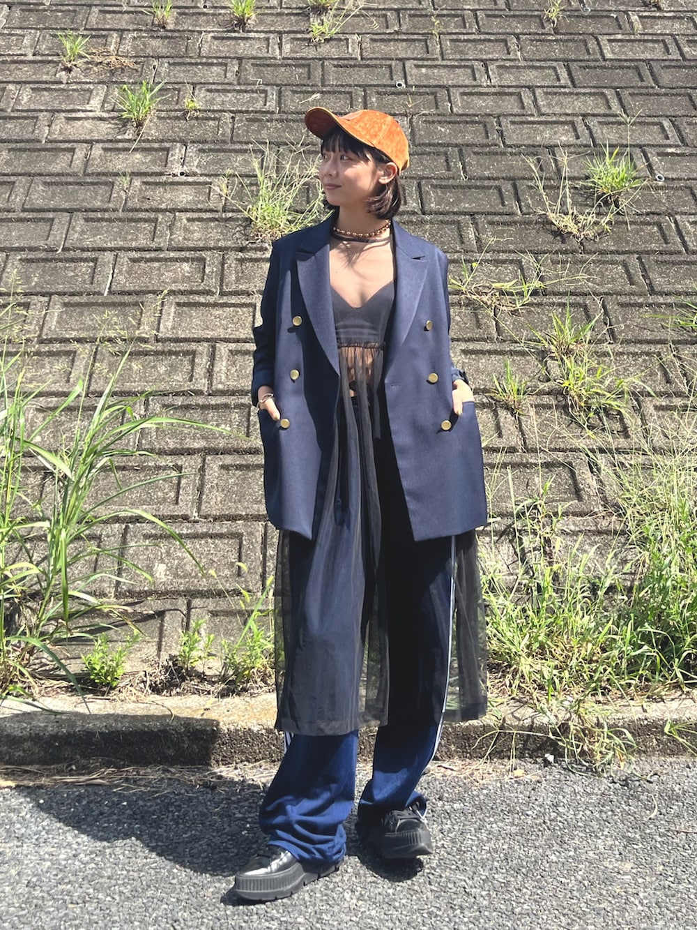 ブラック系のその他パンツ、ブラック系のスニーカー、ブルー系のテーラードジャケットを着用したレディースの秋コーディネートの3枚目の写真