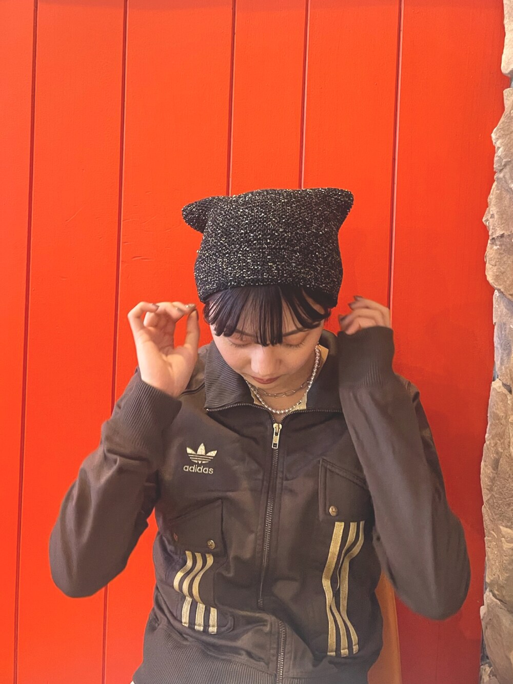 ホワイト系のその他パンツ、ブラック系のスニーカー、ブラウン系のジャケット/アウターを着用したレディースの春コーディネートの3枚目の写真