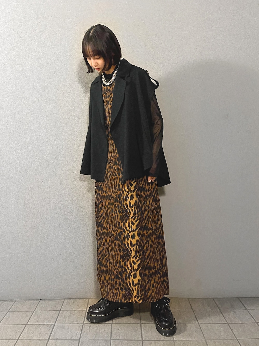 「秋服まるっと大公開、秋服準備はじめました、きれいめカジュアル、ひょう柄、ベスト、革靴、秋コーデ、厚底シューズ、ジャケット、ワンピース、個性派、ロングワンピース、ローファー、古着MIX、ブラウンコーデ」｜「JEANASISのトレンチショートベスト/894653（ベスト、ブラック系）」を使った、sayakaさん（レディース・163cm）の秋コーディネートの2枚目の写真
