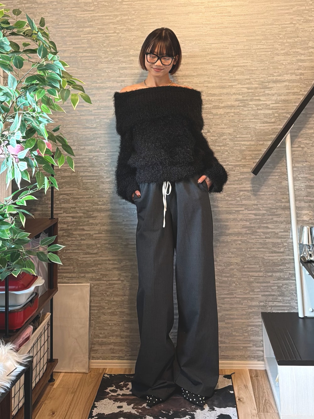 ブラック系のニット/セーター、グレー系のスラックス、ブラック系のパンプスを着用したレディースの秋コーディネートの2枚目の写真