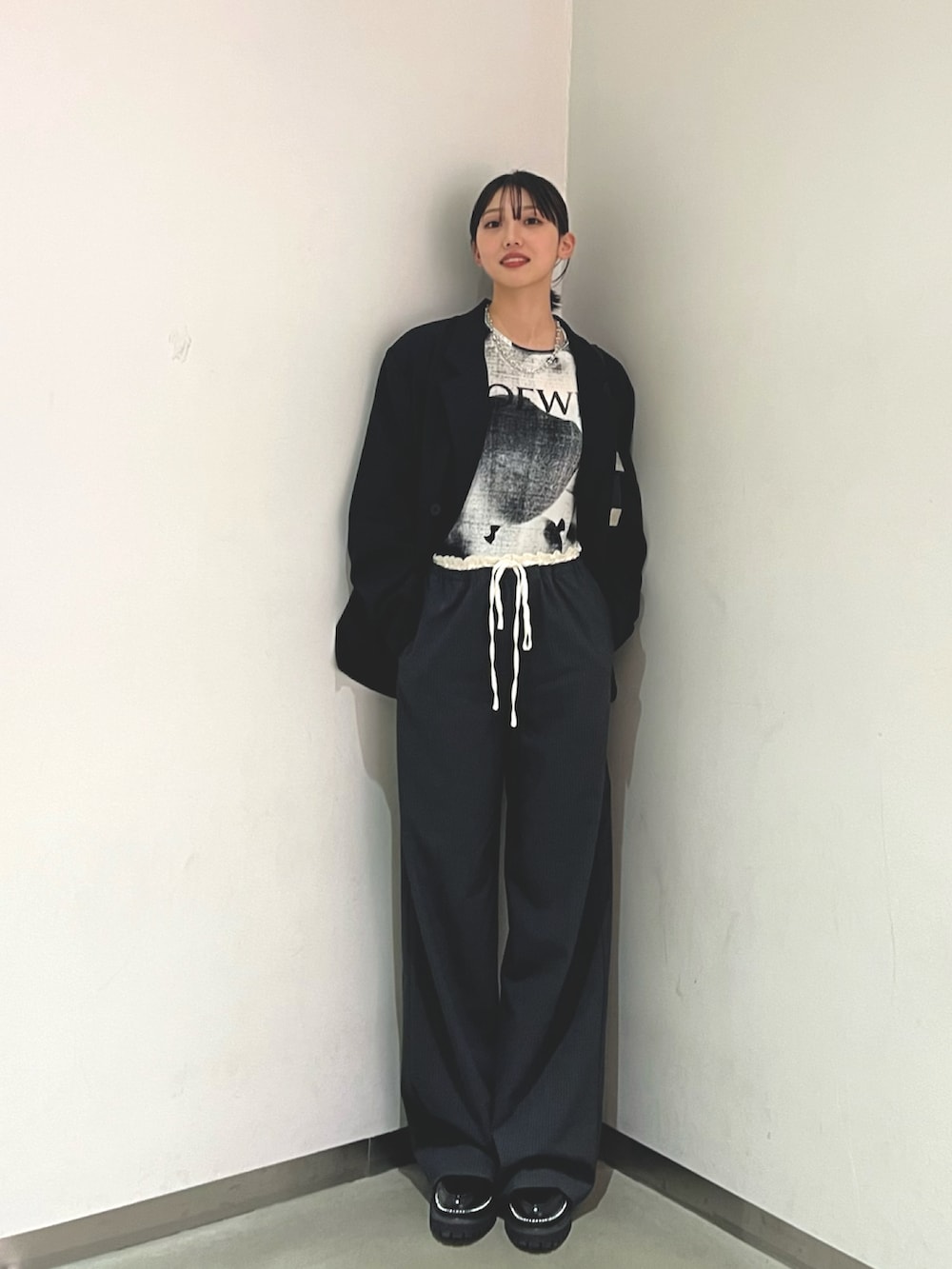 「重ね着ベストシーズン、秋冬コーデ、大人かわいい、きれいめカジュアル、オーバーサイズ、ローファー、ザラ、ハイブランド、ジャケット、テーラードジャケット、ジャケットスタイル、きれいめコーディネート、モード、オールブラック、グレー」｜「LOEWEのアイテム（トップス、ブラック系）」を使った、sayakaさん（レディース・163cm）の秋コーディネートの2枚目の写真