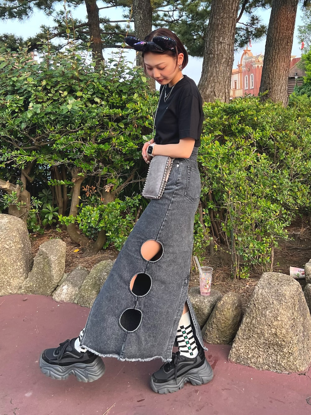 「このスタイルがお気に入り、夏コーデ、オトナ女子、カジュアル、大人かわいい、ワントーンコーデ、シンプルコーデ、カジュアルコーデ、ディズニーコーデ、厚底シューズ、モノトーン、ブラックコーデ、デニムスカート、デニム、今日のコスメと服」｜「COMME des GARCONSのComme des Garcons Heart Tee（Tシャツ/カットソー、ブラック系）」を使った、sayakaさん（レディース・163cm）の夏コーディネートの2枚目の写真