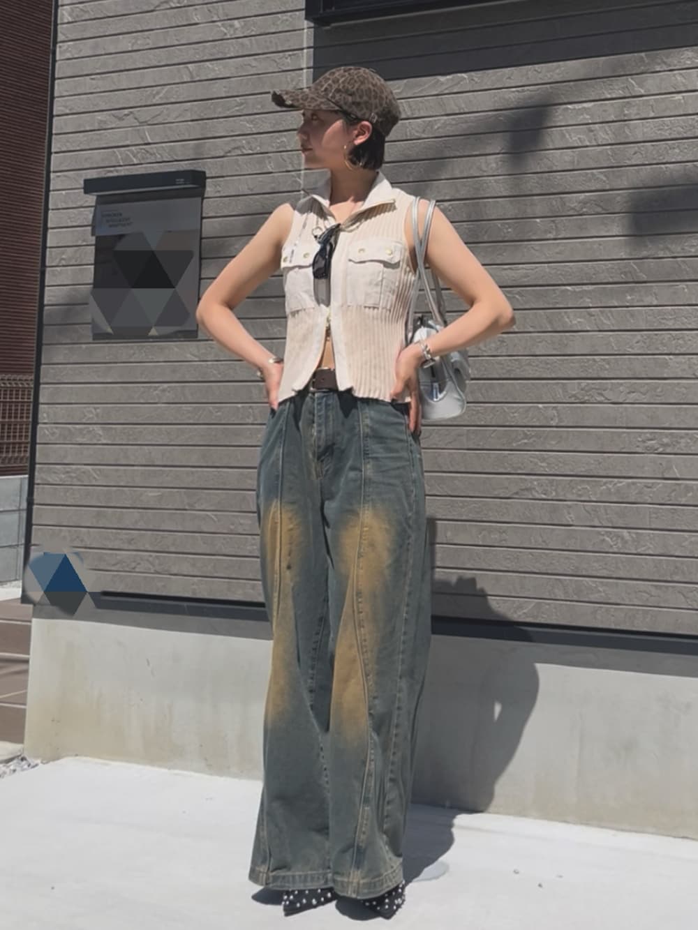 「WEARタイアップ、夏ルックで気分アップ、デニム、ひょう柄、サングラス、夏服コーデ、シンプルスタイル、ワイドデニム、SHEIN、ヒール、キャップ、ノースリーブ、いいね、save、フォローお願いします🤑」｜「WHO'S WHO galleryのニットベスト（ベスト、ベージュ系）」を使った、sayakaさん（レディース・163cm）の夏コーディネートの2枚目の写真