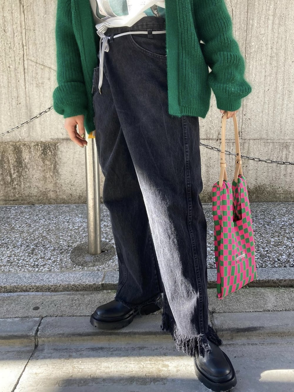 「このスタイルがお気に入り、休日スタイル、ラクチンコーデ、カジュアル、おでかけコーデ、メンズライク、デニムパンツ、デニム、ラフ、オトナカジュアル、カーティガン、ロゴT、オーバーサイズ、パンツコーデ、シンプルスタイル」｜「JANESMITHのJANESMITH ジェーンスミス / CLOSE & PLAID DRESS LONG SLEEVE T-SHIRT アーティストコラボプリントビッグシルエットTシャツ ユニセックス ロンT / 21WCT-#862S-CA（Tシャツ/カットソー、ホワイト系）」を使った、sayakaさん（レディース・163cm）の夏コーディネートの3枚目の写真