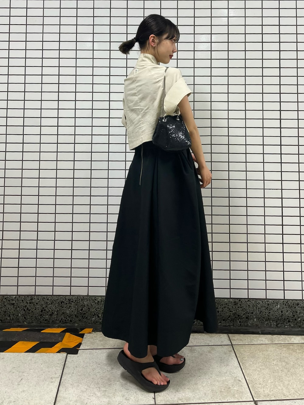 「CLEA、カジュアルコーデ、ミニバッグ、シャツ、ワントーンコーデ、ブラック、キャミワンピース、変形スカート、きれいめカジュアル、大人かわいい、モード、夏コーデ、キラキラバッグ、ハイネック」｜「EKCOOKIESのアイテム（トップス、ベージュ系）」を使った、sayakaさん（レディース・163cm）の夏コーディネートの2枚目の写真