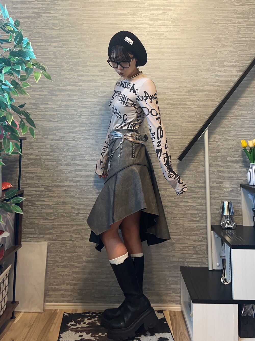 その他のスカート、ブラック系のブーツ、ベージュ系のTシャツ/カットソーを着用したレディースの秋コーディネートの2枚目の写真