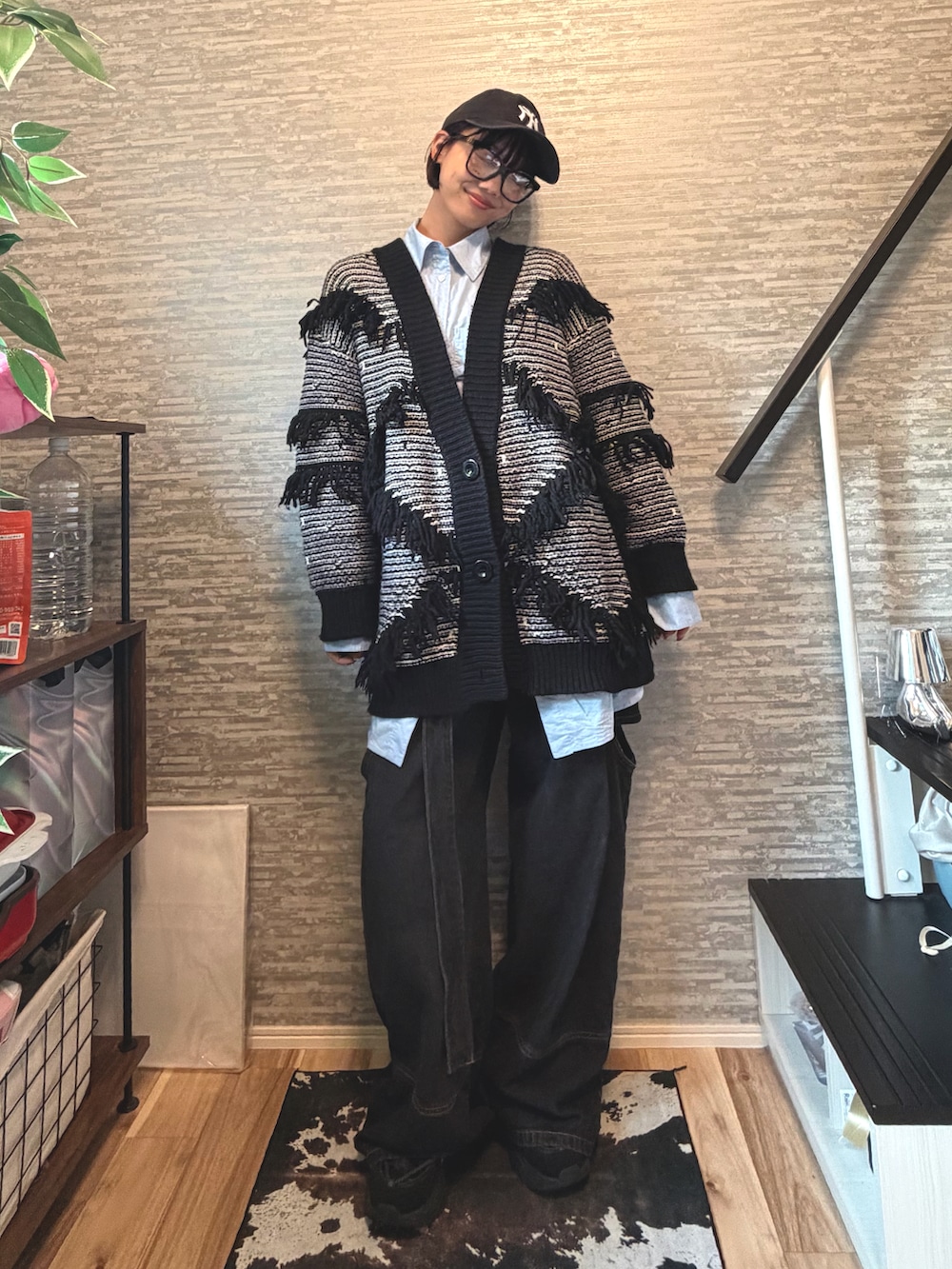 ブルー系のシャツ/ブラウス、ブラック系のデニムパンツ、ブラック系のスニーカーを着用したレディースの秋コーディネートの2枚目の写真