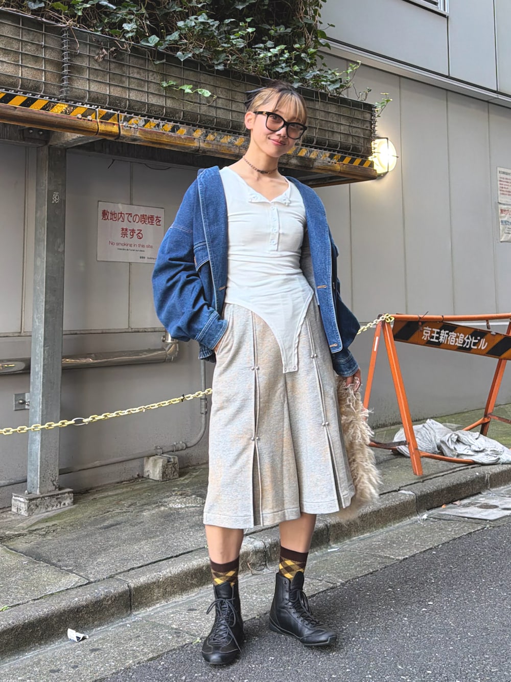 グレー系のスウェットパンツ、ホワイト系のTシャツ/カットソー、ブラック系のブーツを着用したレディースの秋コーディネートの2枚目の写真