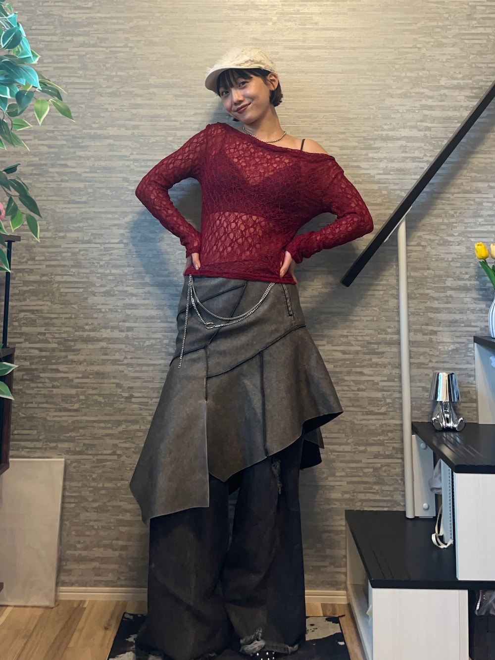 レッド系のシャツ/ブラウス、その他のスカート、ブラック系のデニムパンツを着用したレディースの秋コーディネートの2枚目の写真