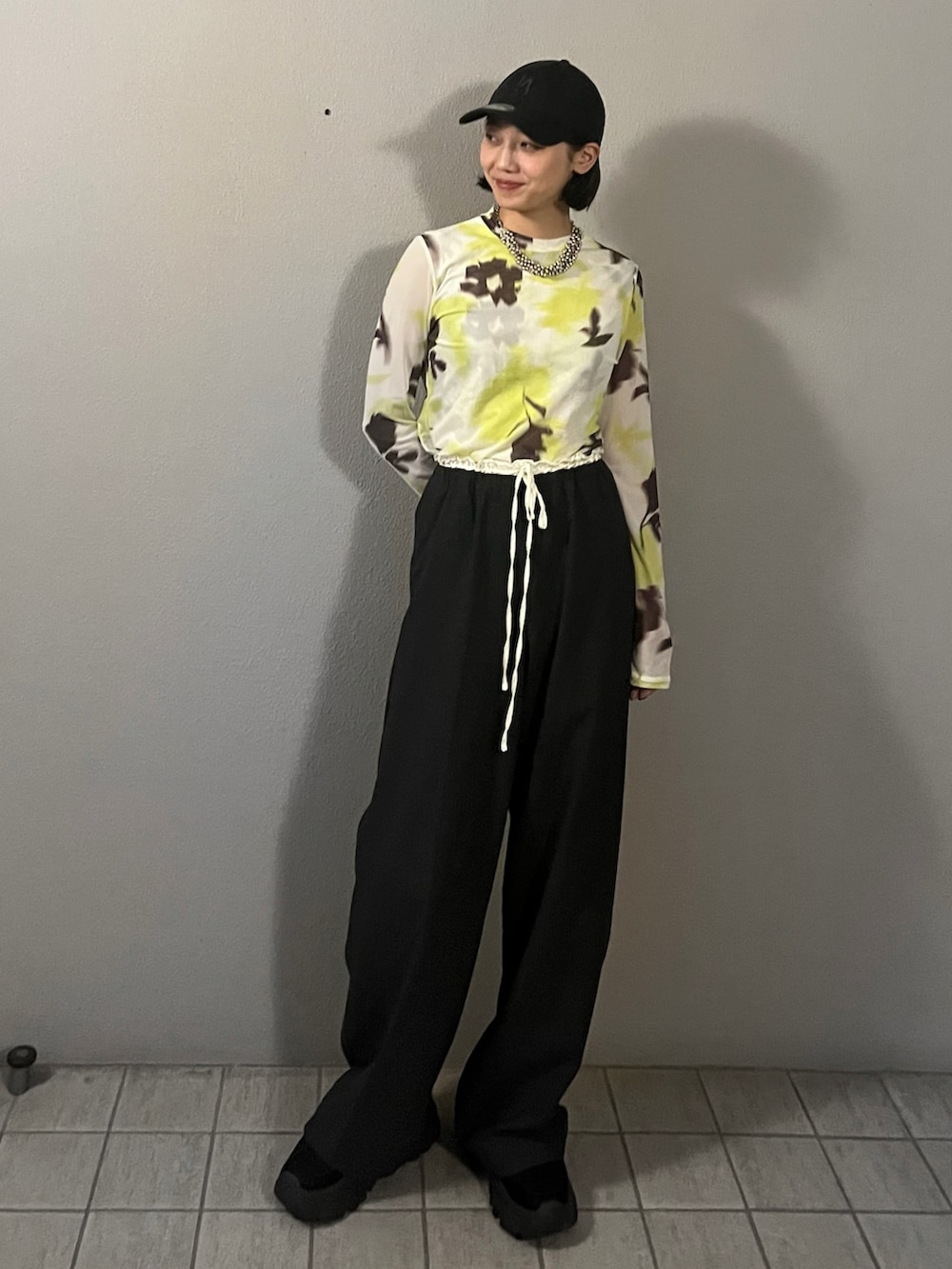 「秋服まるっと大公開、オトナ女子、オトナカジュアル、秋コーデ、シアートップス、厚底シューズ、キャップ、キャップ女子、スラックス、ストライプパンツ、カラーコーデ、shein」｜「NEW ERAのWEGO/【WEB限定】NEW ERA 9TWENTY（キャップ、ブラック系）」を使った、sayakaさん（レディース・163cm）の秋コーディネートの2枚目の写真