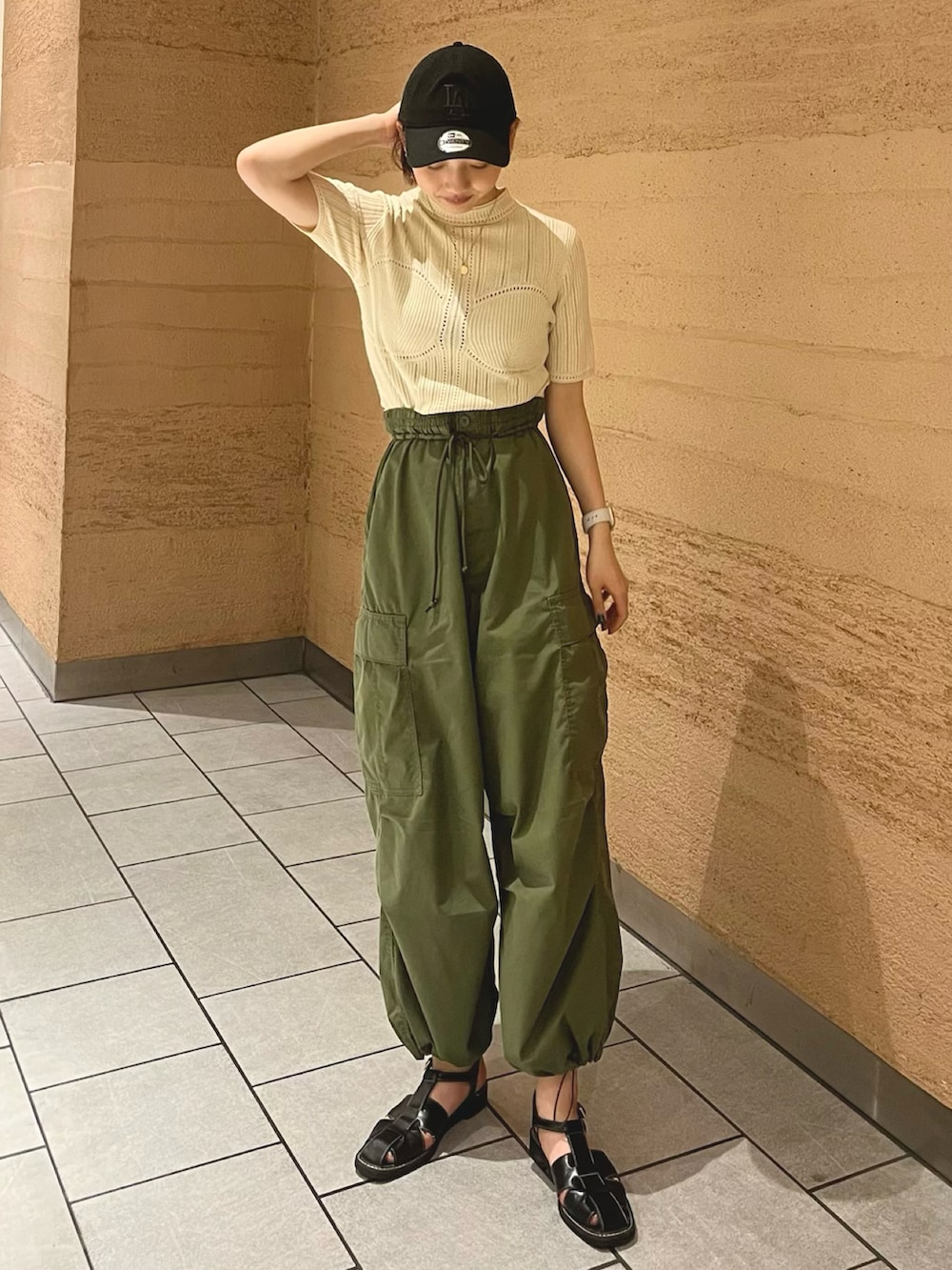 「このスタイルがお気に入り、カジュアルコーデ、シンプルスタイル、オトナカジュアル、パンツスタイル、夏コーデ、サンダル、カーゴパンツ、コラボ、キャップ、アースカラー、プチプラコーデ、オトナカワイイ、楽チンコーデ、ユニクロ」｜「NEW ERAのWEGO/【WEB限定】NEW ERA 9TWENTY（キャップ、ブラック系）」を使った、sayakaさん（レディース・163cm）の夏コーディネートの3枚目の写真