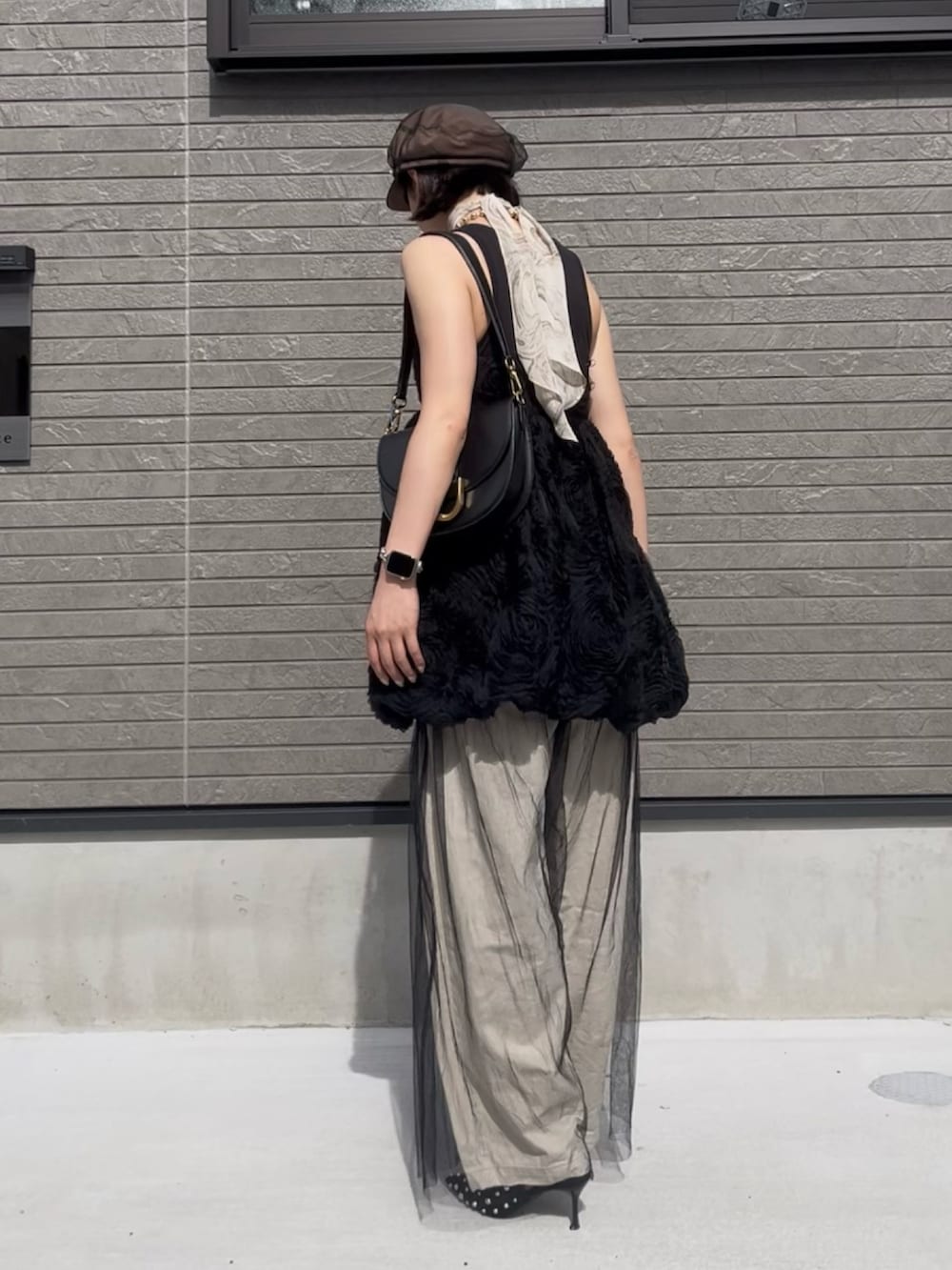 ベージュ系のその他パンツ、ブラック系のショルダーバッグ、ブラック系のその他パンツを着用したレディースの夏コーディネートの3枚目の写真