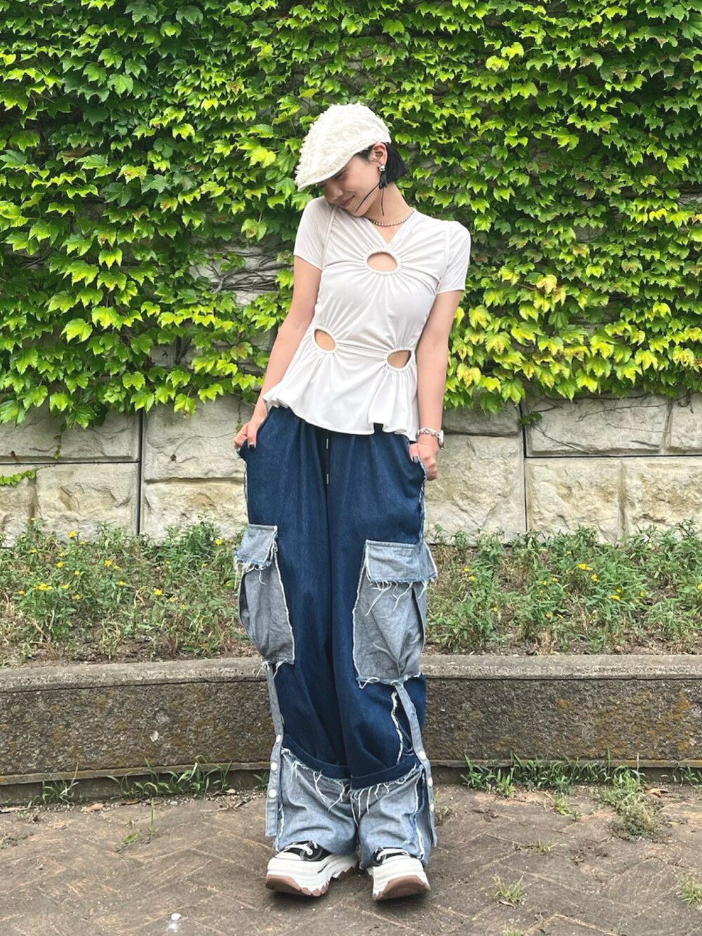 ホワイト系のTシャツ/カットソー、ブラック系のスニーカー、ブルー系のデニムパンツを着用したレディースの夏コーディネートの2枚目の写真