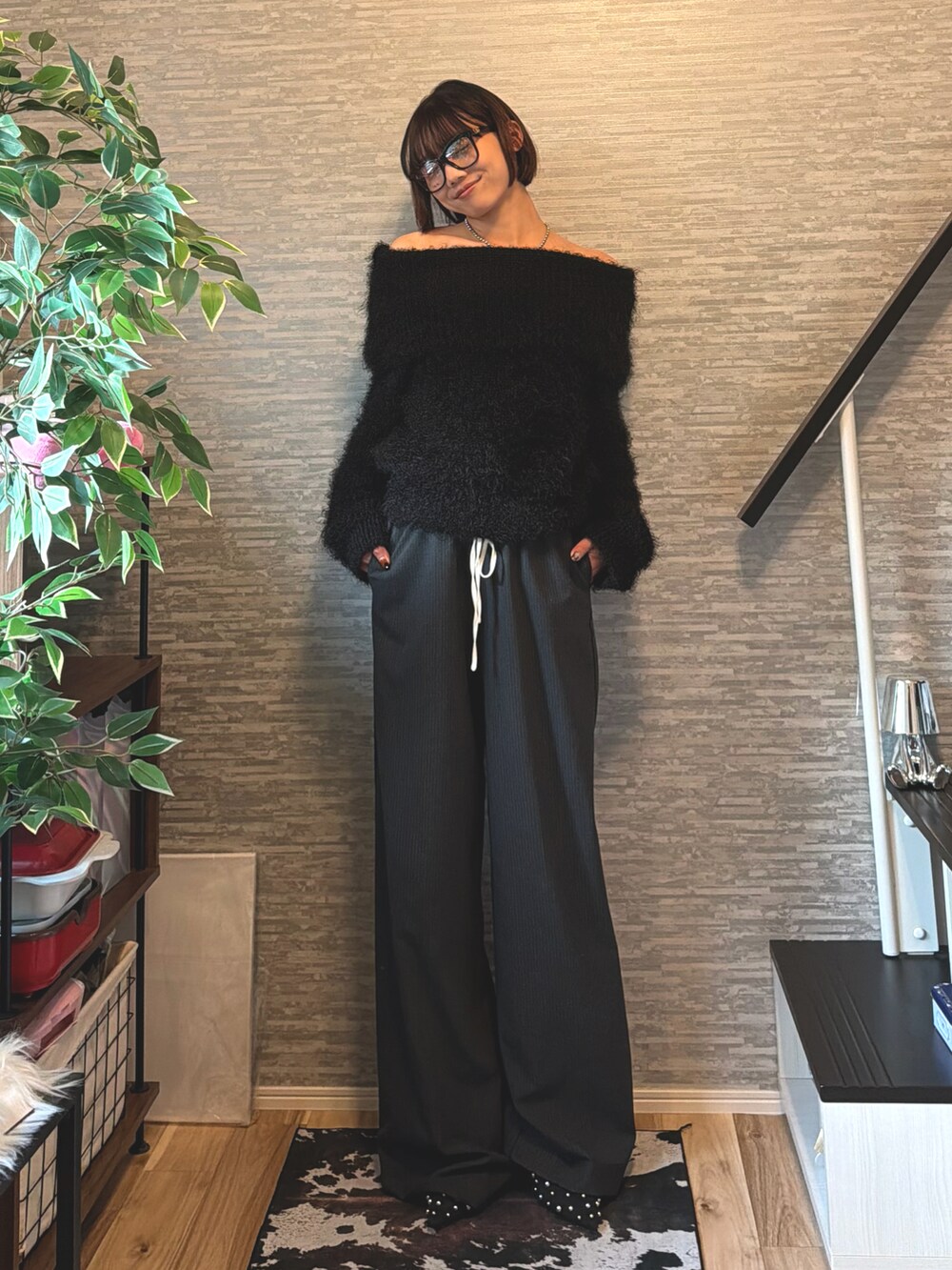 ブラック系のニット/セーター、グレー系のスラックス、ブラック系のパンプスを着用したレディースの秋コーディネートの3枚目の写真