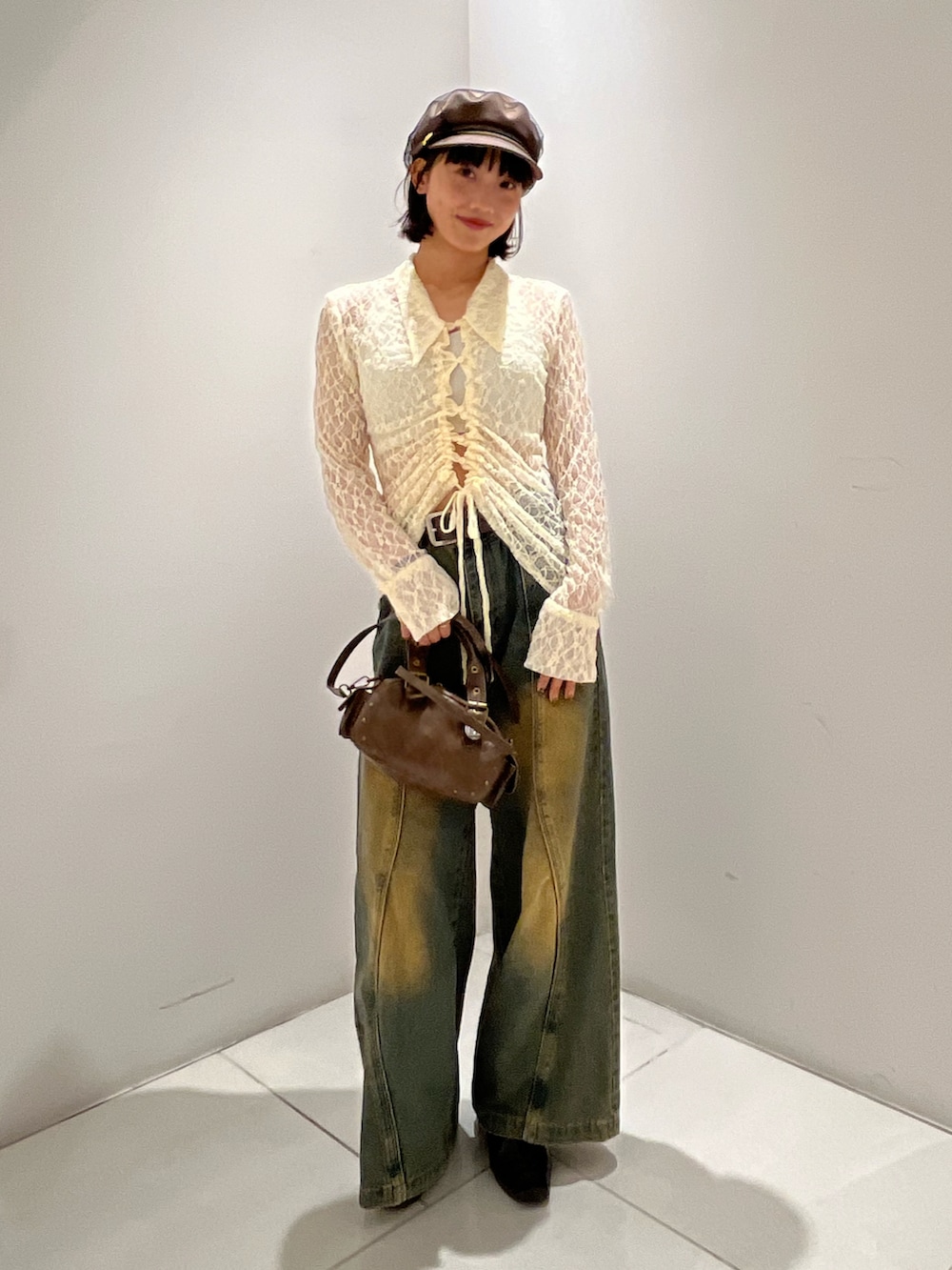 ホワイト系のシャツ/ブラウス、ブラウン系のブーツ、ブラウン系のショルダーバッグを着用したレディースの秋コーディネートの2枚目の写真