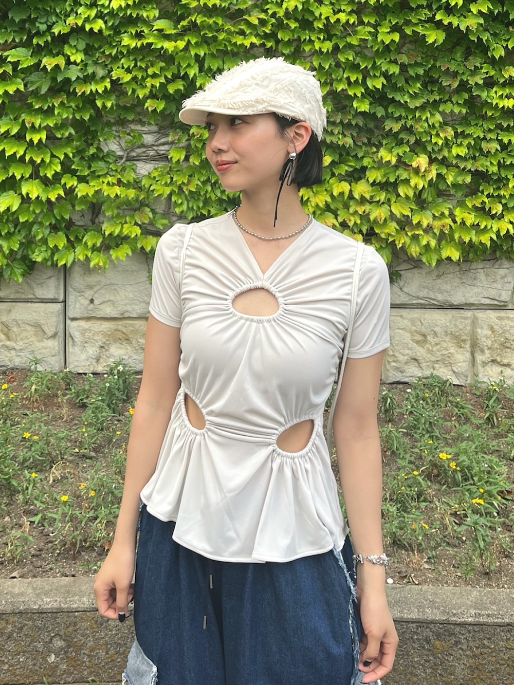 ホワイト系のTシャツ/カットソー、ブラック系のスニーカー、ブルー系のデニムパンツを着用したレディースの夏コーディネートの3枚目の写真